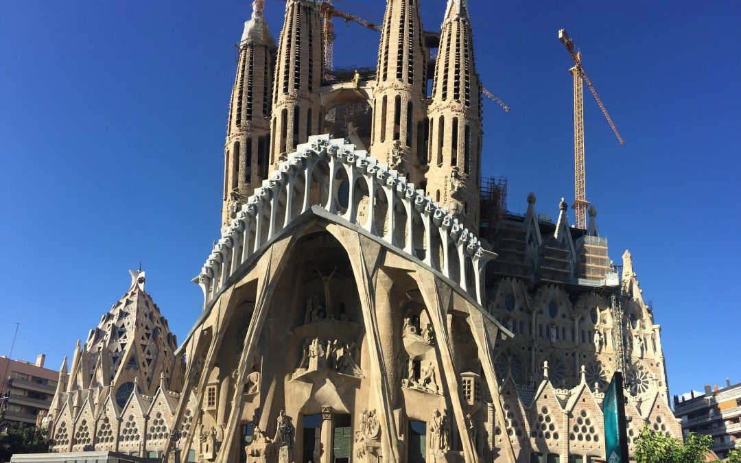 Bazylika Świętej Rodziny w Barcelonie – cud architektury i majestatyczny wizerunek Bożego piękna